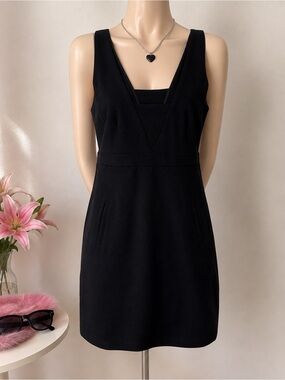 Theory Black Sheath Dress M Sleeveless V Neck Pockets Quiet Luxury Workwear‎